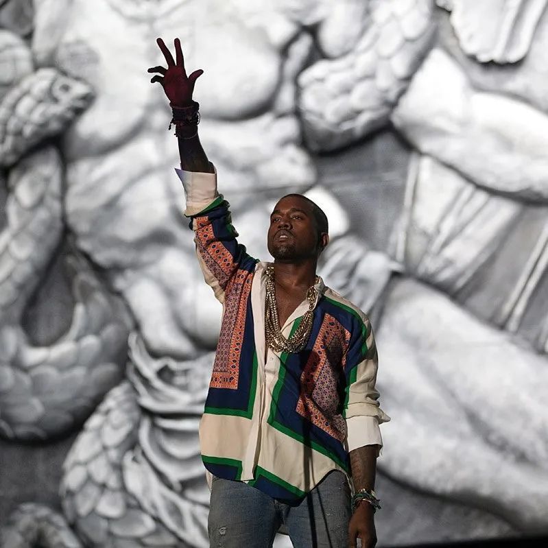 《kanye west power live at coachella》, jey son/youtube