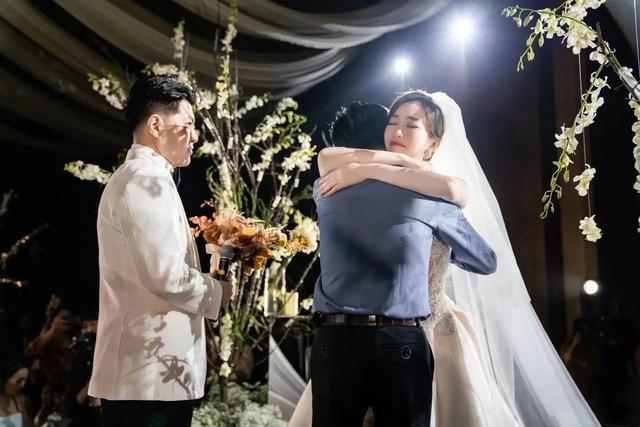 余声与老公魏鹏在2019年10月10日官宣结婚,余声还在社交平台中高调