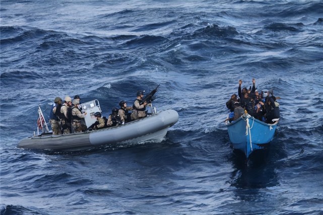 法国海军钓鱼执法假扮商船吸引海盗上钩将海盗一锅端