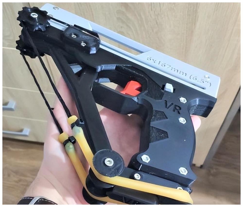 可以从长16.5厘米的手枪弩中,射出威力强悍的标准短箭.