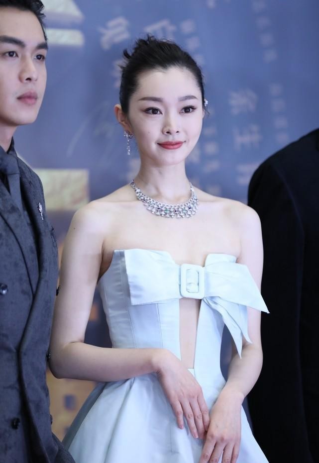 宋轶虽然瘦但胳膊上有点肌肉穿抹胸裙看着好似真人芭比