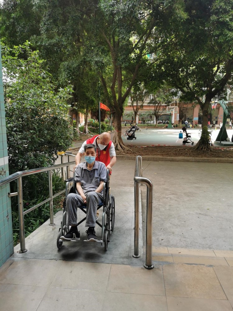 东漖街道芳村花园社区党群服务中心的电话响起,是一位86岁高龄的老人