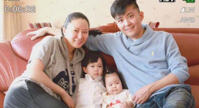 塞娅公主张恒晒全家福老公帅气不输明星俩女儿长发披肩颜值高