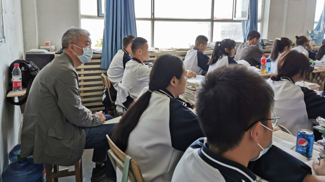 急当地师生所需,授课方式灵活新颖,将素质教育贯穿课堂,使库车二中