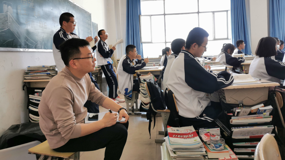 急当地师生所需,授课方式灵活新颖,将素质教育贯穿课堂,使库车二中