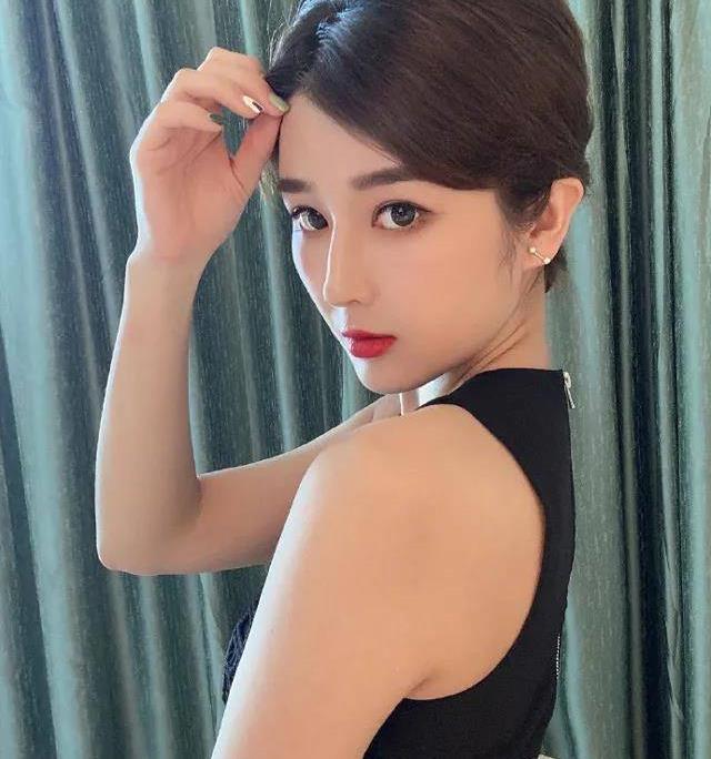 张莫涵晒近照颜值太惊艳了网友不懂张培萌为何要家暴她