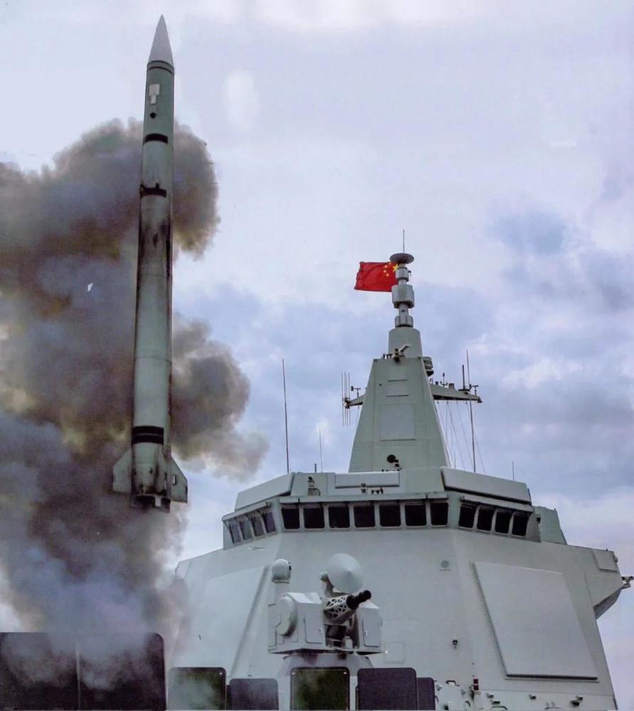 外界就已经传闻国内将在弹道导弹基础上,发展一款能装备于055上的舰载