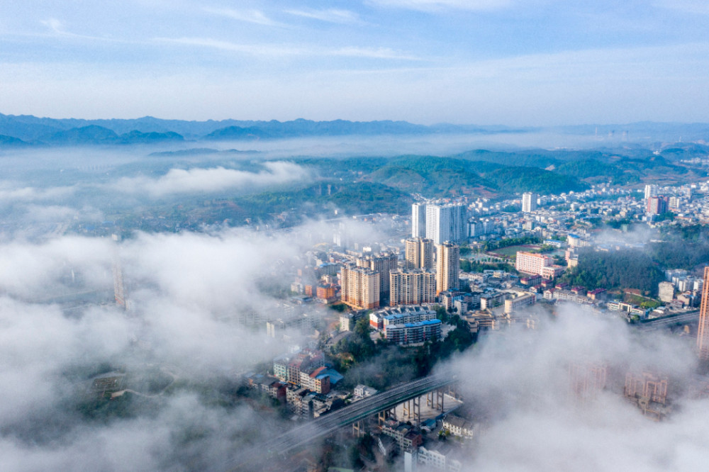 2022年4月21日,在貴州省黔東南苗族侗族自治州岑鞏縣城區上空,雲霧下