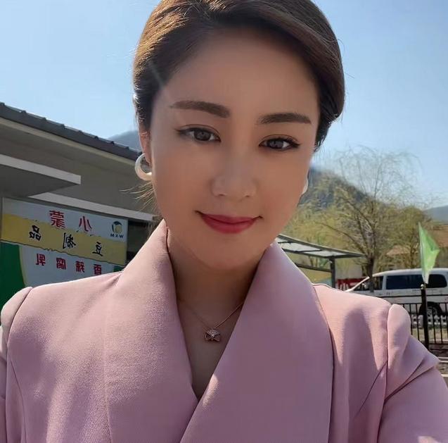 演员毕畅晒出《乡村爱情17》片场照,网友打趣说她快胖成大脚婶了