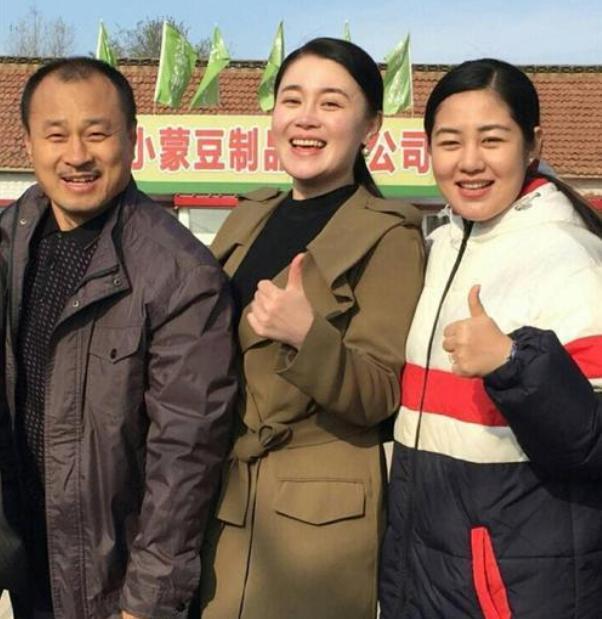 演员毕畅晒出《乡村爱情17》片场照,网友打趣说她快胖成大脚婶了