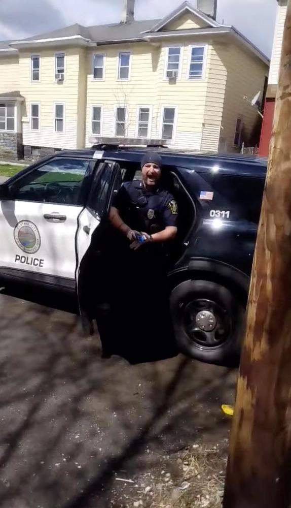 美国8岁黑人小孩在商店偷零食，警察直接把他塞进警车任其哭喊
