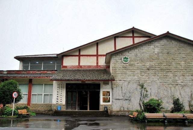 華鎣山游擊隊紀念館位於四川省華鎣市華鎣山景區內,分為廣安代寺,觀閣