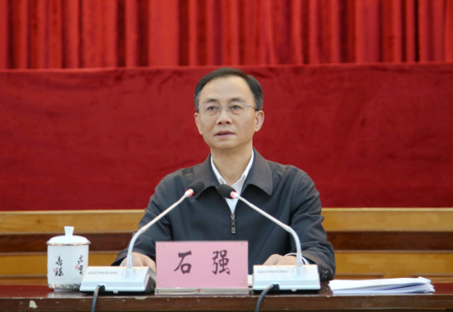 石强要求,要多措并举抓招商,大力开展专业招商,驻点