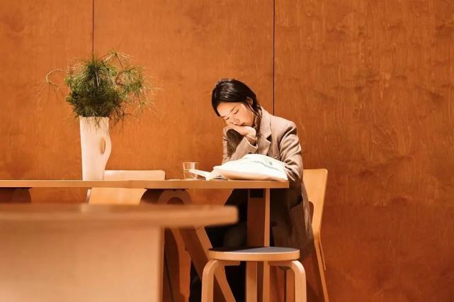 阅读新时代 奋进新征程|看书的人在看书,我在看看书的人