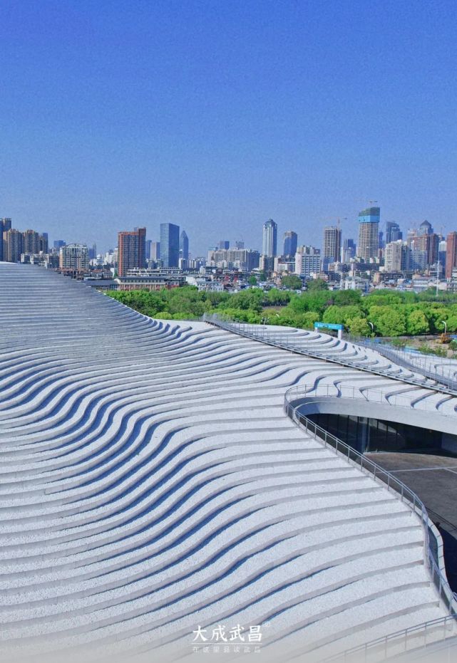 图为建设中的长江右岸武昌段月亮湾城市阳台.