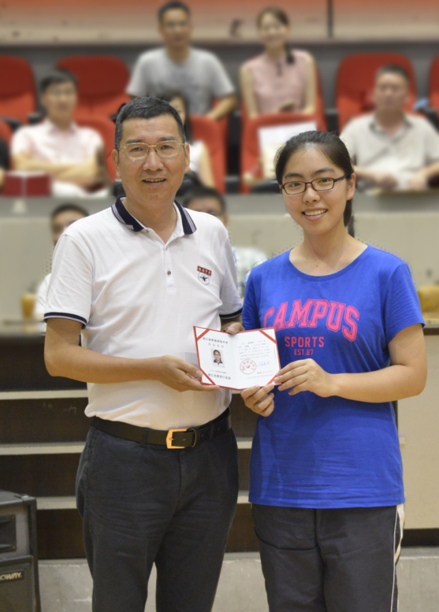 这位温大毕业的瑞中校长可真不一般!