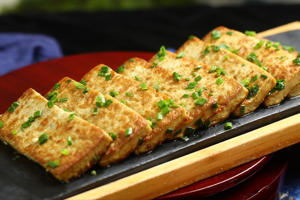 煎豆腐万不可直接下油锅要想不碎不粘锅做好关键2步