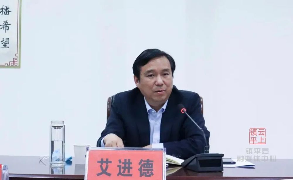 县委书记艾进德深入县一高中现场办公