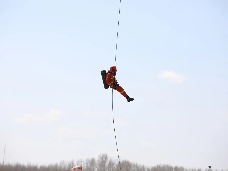 神兵天降丨大庆航空救援支队开展携装索滑降训练