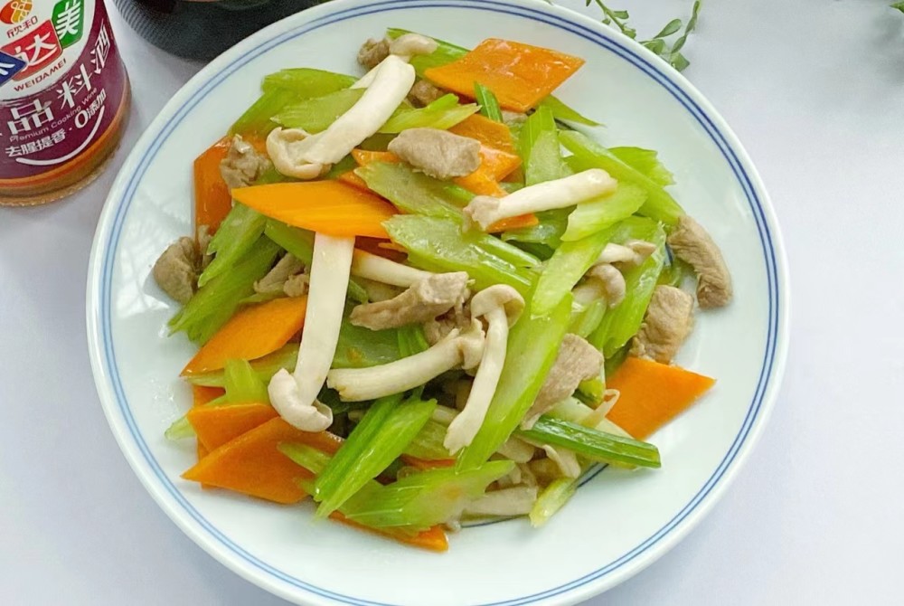 西芹肉丝炒菌菇食材:西芹2棵约250克,猪肉80克,胡萝卜半个,白玉菇65克