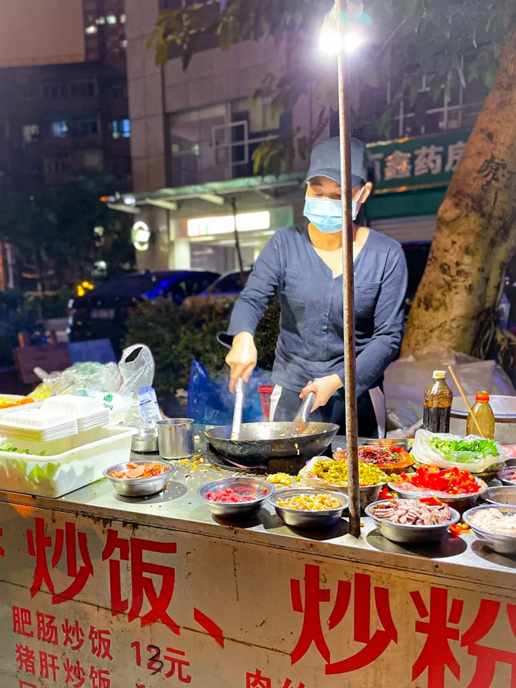 最近重庆的一家路边炒饭摊摊儿,被许多粉丝朋友推荐,按一位重庆女粉丝