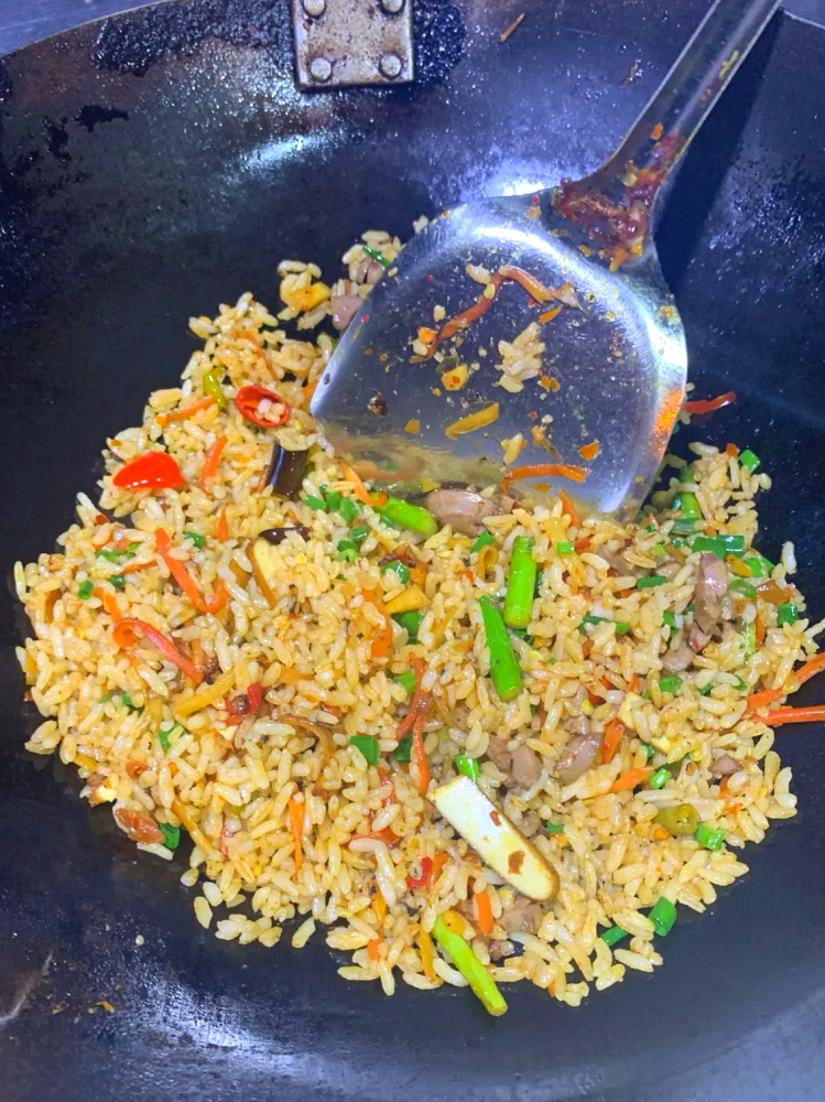 重庆的宝藏路边摊神秘的女大厨满口香的炒饭便宜又好吃