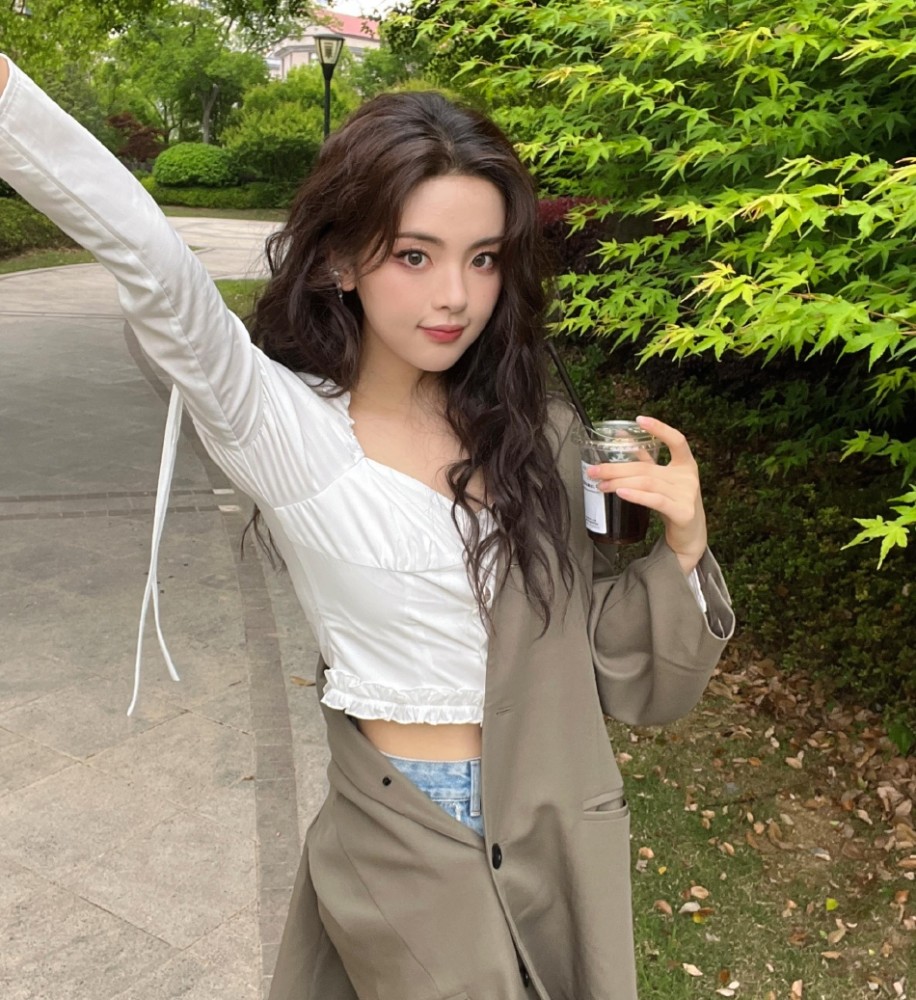 杨超越晒羊毛卷造型随拍五官精致元气满满