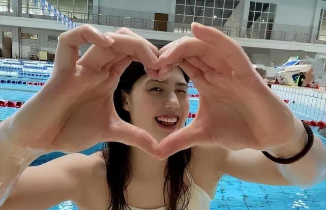 张雨霏晒泳装照庆祝24岁生日大长腿抢镜,与汪顺传绯闻