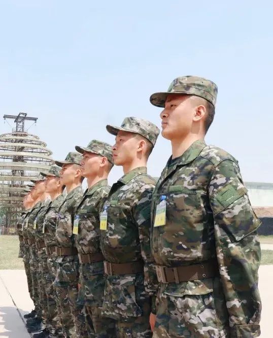 ▼身穿21式夏迷彩武警北京总队新兵开始换穿21式夏作训服