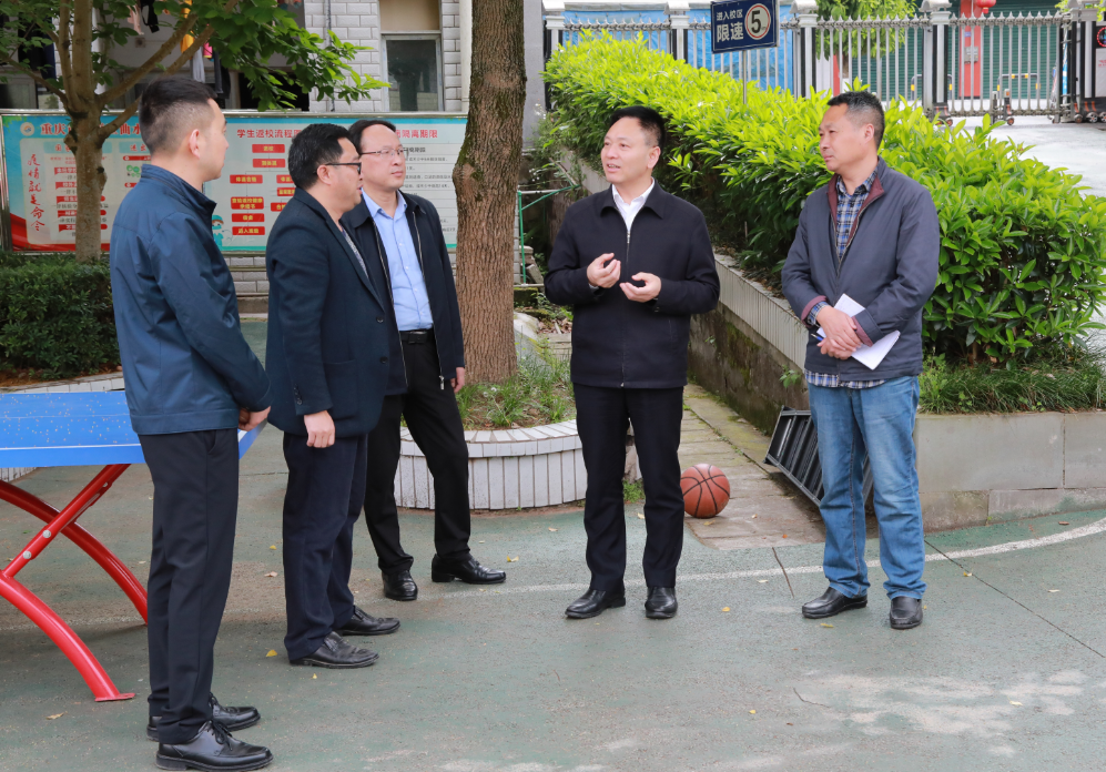 梁平区委书记钱建超在调研教育工作时强调努力办好人民满意的教育不断