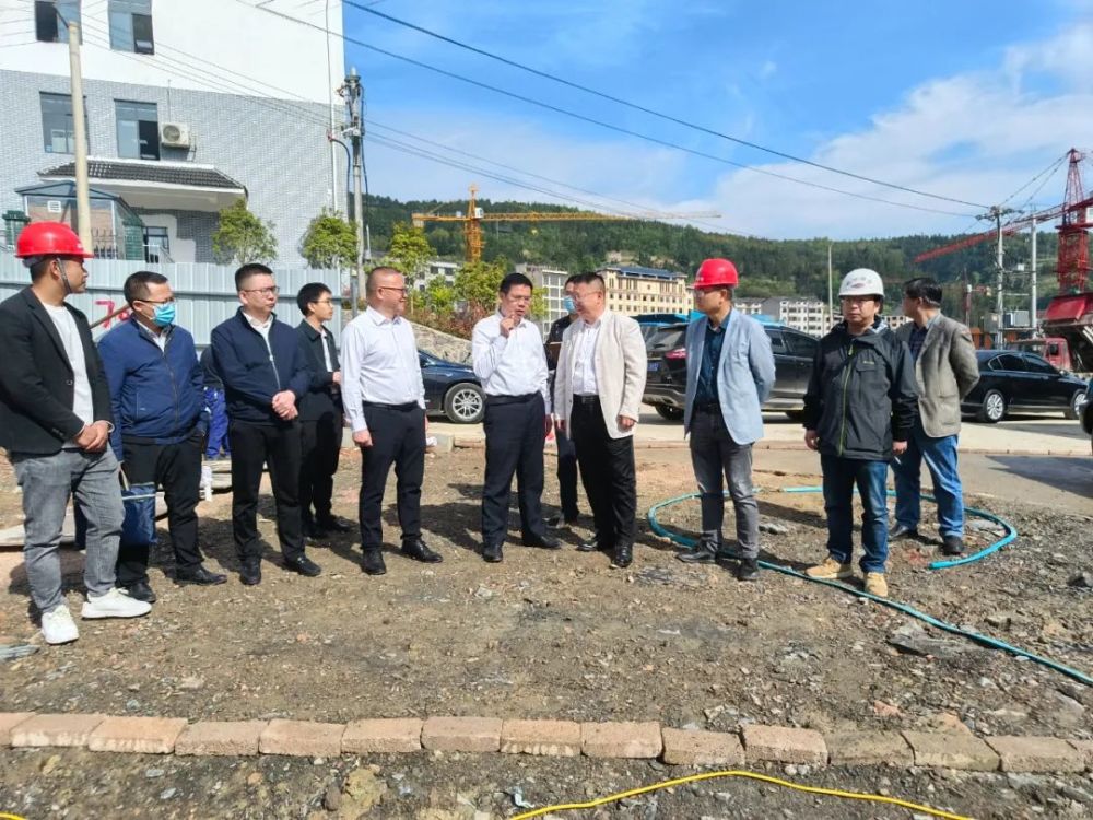 4月21日,杨德昭带队到台江县2016年城市棚户区改造项目(下桃尧安置点