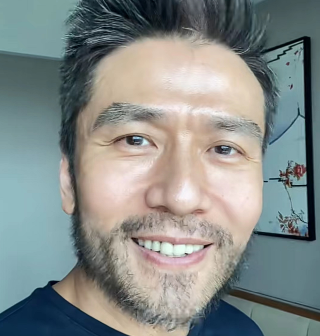 唐文龙结束隔离太开心,请网友推荐重庆美食,52岁头发胡子已花白