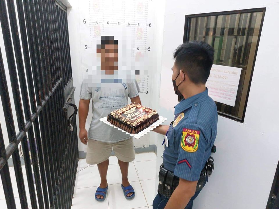 菲律宾男子被捕当天恰逢生日，警察贴心送蛋糕，还祝他生日快乐空客A350