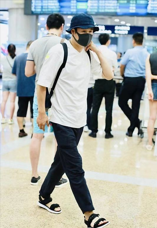 看似十分的舒适,小沈阳一身白色t恤搭配黑裤子,造型舒适得体