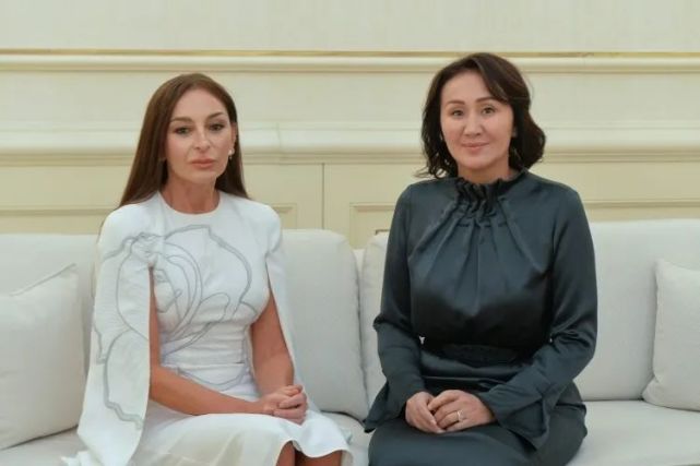 吉总统夫妇访问阿塞拜疆,两国第一夫人穿搭吸睛_腾讯新闻