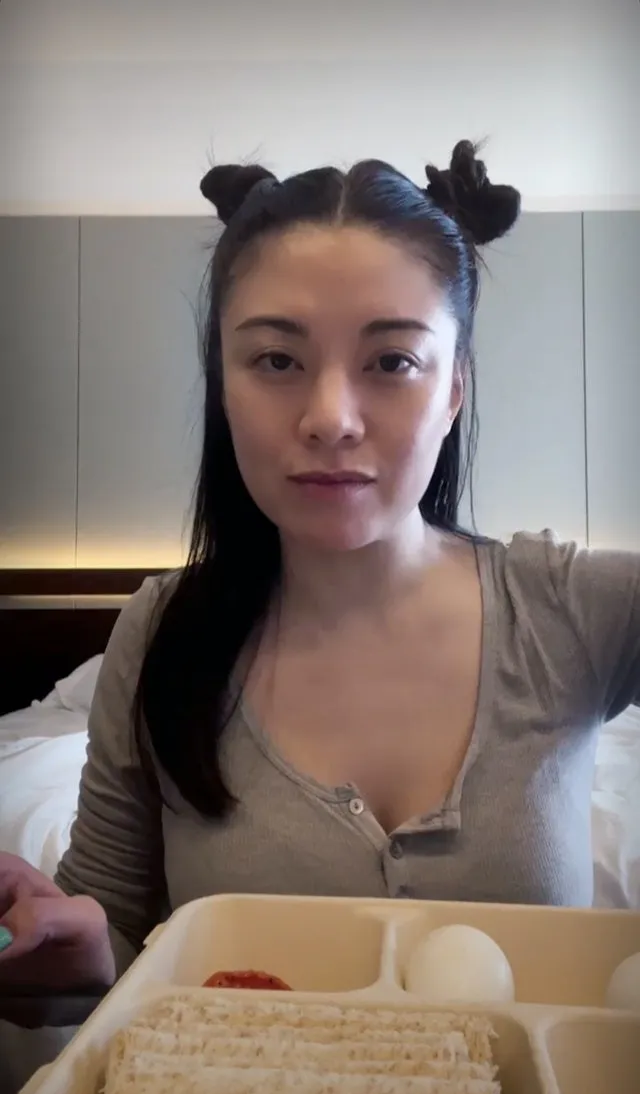 廖碧儿晒隔离生活近照,扎哪吒头穿针织衫曲线太吸睛,形象大变样