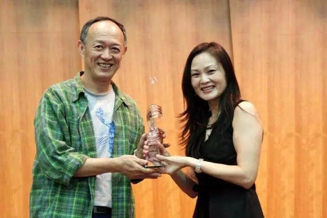 老戏骨金士杰,娶小25岁女学生,今71岁为养龙凤胎仍在拍戏插图8