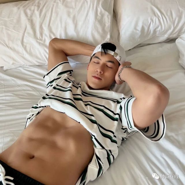 超爱光膀子的肌肉网红小哥,小腹肌身材帅的太致命了!