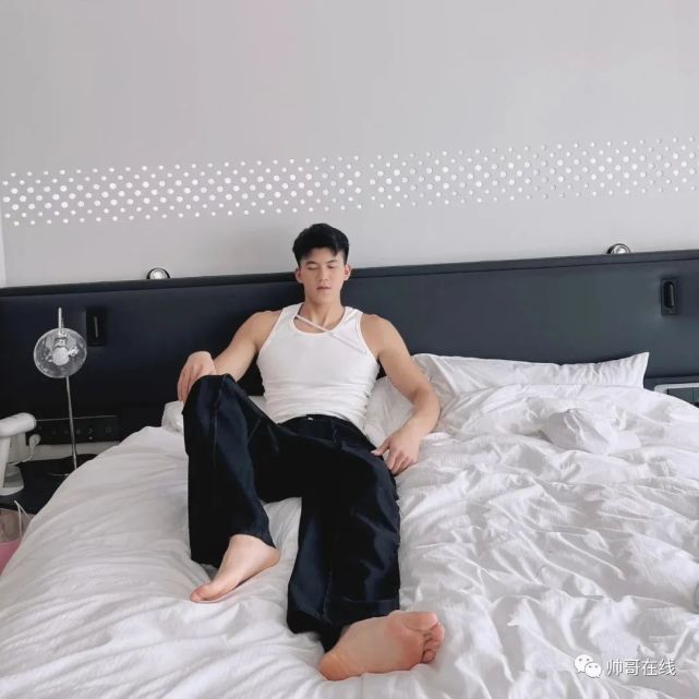 超爱光膀子的肌肉网红小哥,小腹肌身材帅的太致命了!