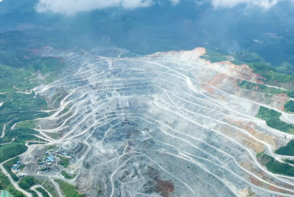 图12 云南马关县都龙矿床露天采坑(来源:百度)(2) "铟"容"相"貌铟主要