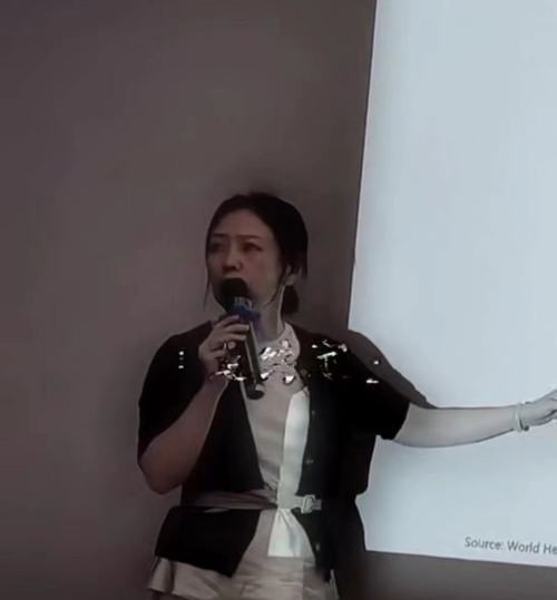 住院期间崔萌一边对她进行药物治疗,一边和她沟通交流.