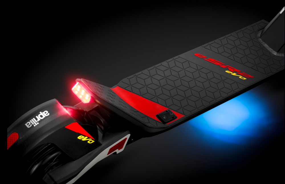 售价3999元！Aprilia首款电动滑板车eSR2国内上市七年级下册英语第三单元单词