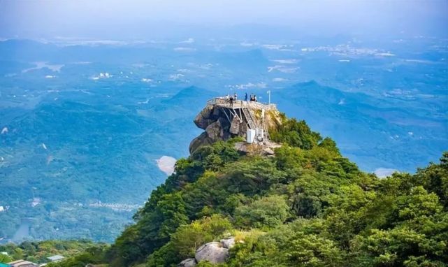 羅浮山又名東樵山,是中國道教十大名山之一,主峰飛雲頂,山勢雄渾,風景