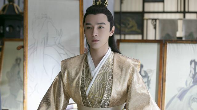 他是《庆余年》中的三皇子,一袭白衣出场,片约明显多了