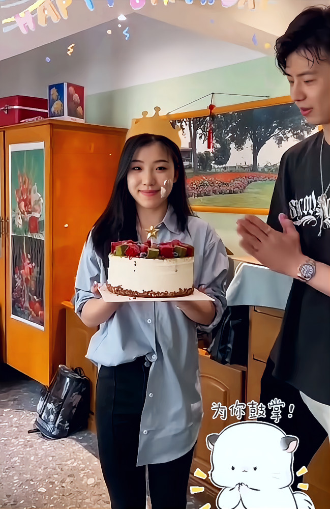 狗粮柳鑫宇为王诗玥庆生划火柴点亮生日蜡烛给玥玥抹奶油一脸宠溺