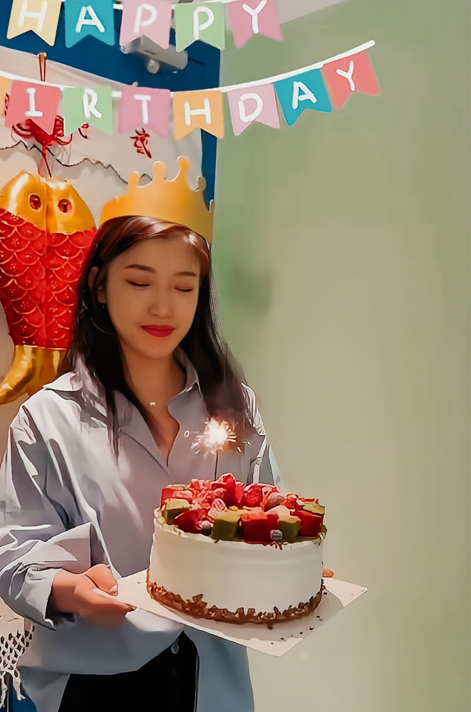 狗粮柳鑫宇为王诗玥庆生划火柴点亮生日蜡烛给玥玥抹奶油一脸宠溺