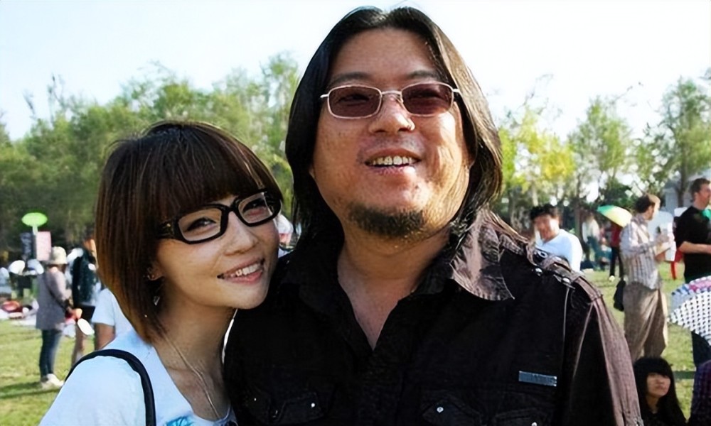 这样一个无家世背景,也没有拿得出手履历的小女孩,和高晓松这样一个