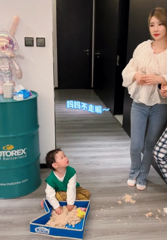 原本还在拆礼物玩太空沙的屁桃听到后,意识到痞幼结婚就不会住在这里