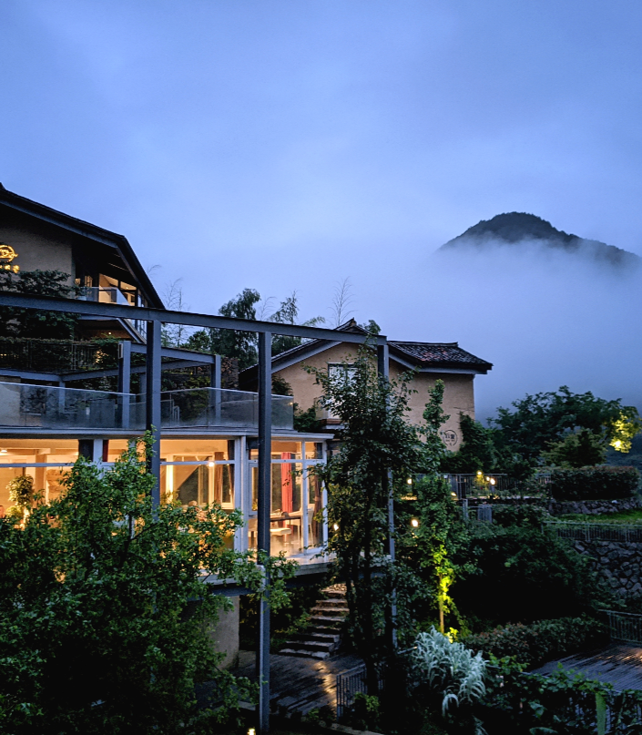 并参加民宿主题沙龙与中国旅游协会民宿客栈与精品酒店分会会长张晓军