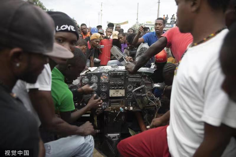 小型飞机坠毁在海地首都繁忙街区，造成至少六人死亡上龙